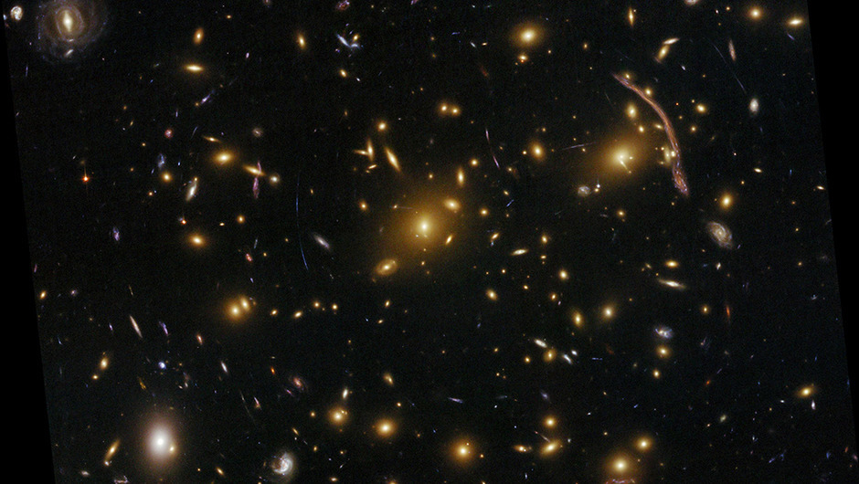 星系团阿贝尔370。图片来源：NASA